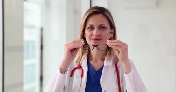 Enfermera Doctora Joven Segura Lista Con Estetoscopio Gafas Lista Para — Vídeo de stock