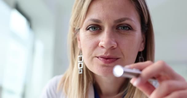 Ent Orvos Megvizsgálja Torkát Női Beteg Ragyog Elemlámpa Krónikus Mandulagyulladás — Stock videók
