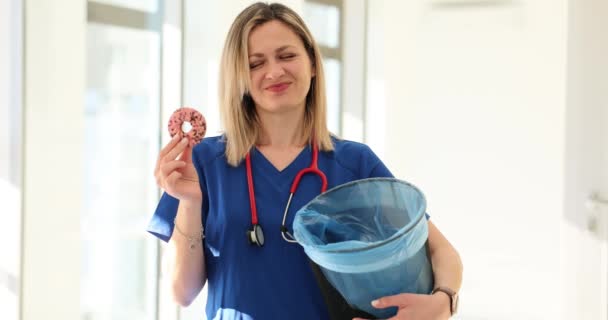 Kadın Doktor Tatlı Çöreği Çöpe Atar Baş Parmağını Kaldırır Tatlıları — Stok video