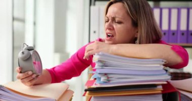 Ofisteki aşırı çalışmadan memnun olmayan güzel bayan çalışanlar. Mesai bitimi stres ve depresyon