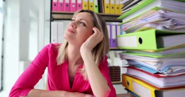 Gülümseyen iş kadını ofis sandalyesinde oturup rahatlıyor ve hayal kuruyor. İş yerinde motivasyon ve tembellik kaybı