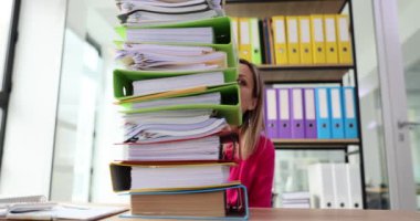 Kadın sekreter ve raporlar şok etkisi yarattı ve yapılan çalışmalar şok etkisi yarattı. Evrak işleri ve bürokrasi.