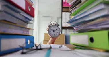 Elinde çalar saat olan bir müdür, belgelerle çok çalışır. Belgeli büyük klasörler, çalışma zamanı planlama kavramı