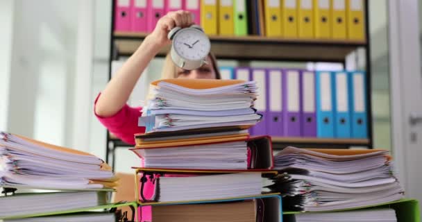 Ofiste Çalışan Kadını Saat Katlanmış Dosyalarla Fazla Mesai Bitiş Zamanı — Stok video