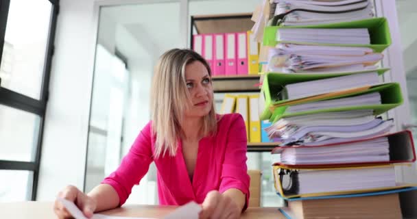 税金や紙のファイルを持ってオフィスの悲しい女性と助けを求める 仕事と疲労の問題 — ストック動画