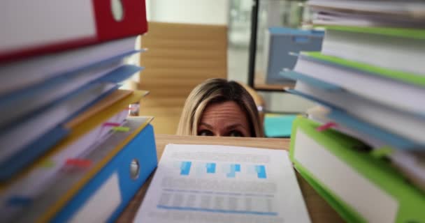 Geschäftsfrau Versteckt Sich Hinter Schreibtisch Und Hat Angst Vor Papierkram — Stockvideo