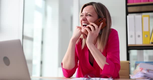 笑着在办公室打电话的女商人 经理打电话咨询客户或与朋友聊天 — 图库视频影像