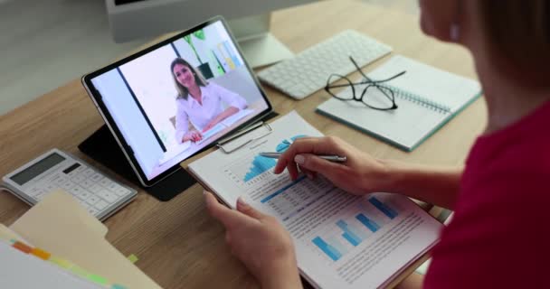 ビデオカンファレンスを通じて同僚と話すビジネス女性 デジタルタブレットを使用してリモートで作業し 仲間の財務報告を議論するビジネスチーム — ストック動画