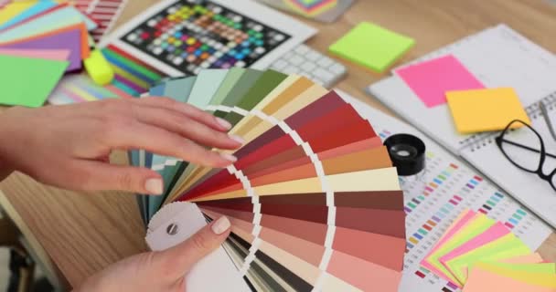 Χέρια Του Σχεδιαστή Κοιτάζοντας Ανεμιστήρα Χρώμα Δείγματα Closeup Σχεδιασμός Χρώμα — Αρχείο Βίντεο