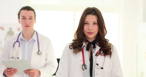 Kendine Güvenen Iki Doktor Hemşire Asistan Poz Verip Kameraya Gülümsüyor — Stok video