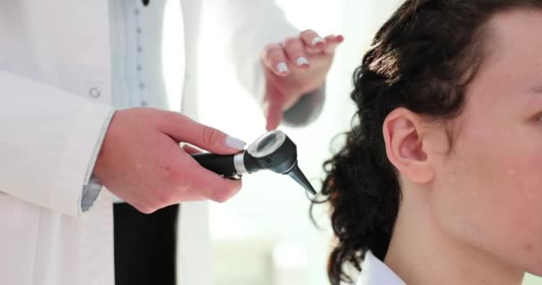 Ženský Lékař Vyšetřuje Pacientovo Ucho Otoskopem Test Sluchu Pro Dospělé — Stock video