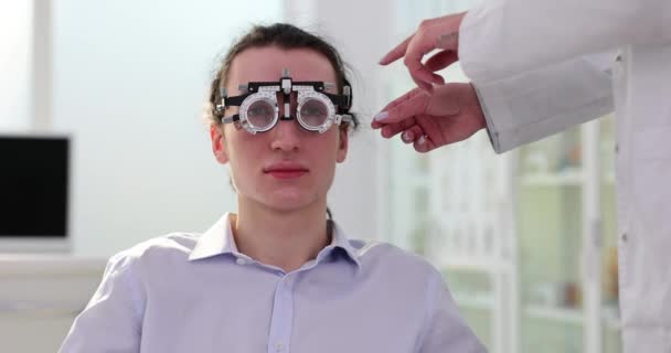 Urządzenie Doboru Okularów Składających Się Soczewki Ramy Lekarz Wybiera Soczewki — Wideo stockowe