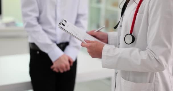 Médecin Examine Santé Des Patients Est Consultant Sur Les Questions — Video