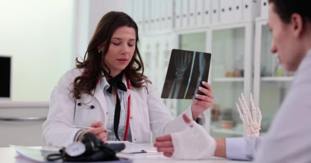 Kolu Yaralı Bir Doktor Röntgen Gösteriyor Yaralanması Tedavi — Stok video