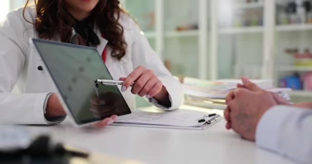 Kadın Doktor Erkek Hastayla Konuşuyor Tabletteki Tıbbi Muayenenin Sonucunu Gösteriyor — Stok video
