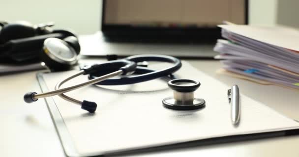 医疗卡笔和听诊器放在桌子特写镜头上 医疗护理和援助及医疗保健 — 图库视频影像
