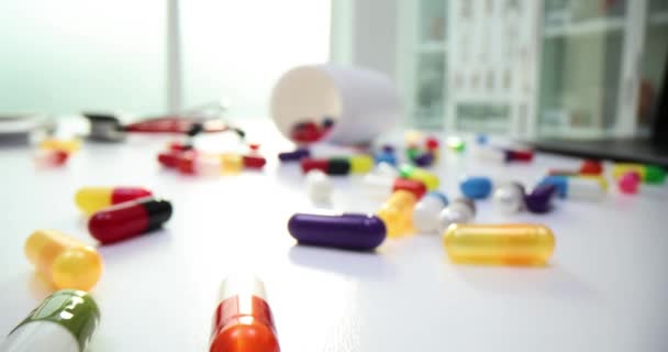 Tabletki Medyczne Kapsułki Były Rozrzucone Stole Przemysł Farmaceutyczny — Wideo stockowe