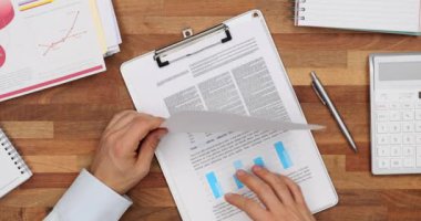 İşadamı analitik okuyup okuyor ve sözleşme imzalıyor. Kârlı mali işlemleri sonuçlandırmak