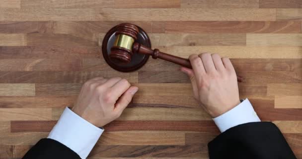 Судья Стучит Деревянным Молотком Зал Суда Видом Сверху Законодательный Суд — стоковое видео