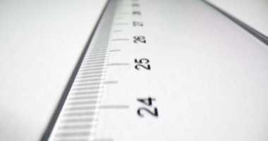 Beyaz plastik şeffaf cetvel. Uzunluk ölçümleri