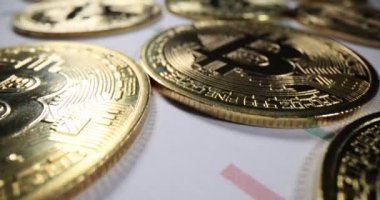 Ofiste Bitcoin ve finansal belgeler. Kripto para birimi üzerinde çalışma yolları