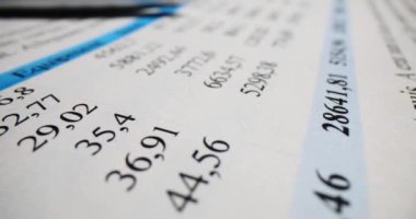 Kalem muhasebe raporuna yakın çekimde. İş performans istatistikleri