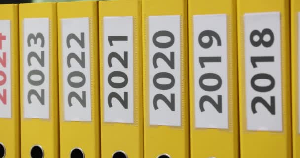 Muchas Carpetas Amarillas Para Documentos Oficina Para 2022 2023 2024 — Vídeo de stock