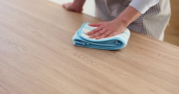 女人在家里或办公室里用肥皂擦桌子 清洁服务 — 图库视频影像