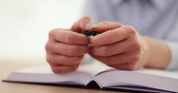Vrouwenhanden Houden Rozenkrans Open Boek Van Het Christendom Het Gebed — Stockvideo