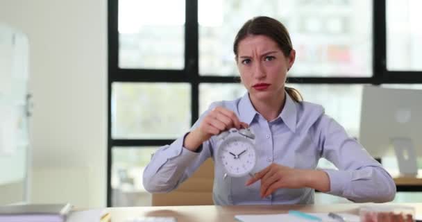 厳格な女性マネージャーやボスが目覚まし時計を持っています アジェンダの時間管理と期限 — ストック動画