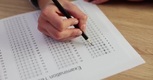 Test Concept Examen Réponse Écrite Crayon Sur Papier Femme Écrivant — Video