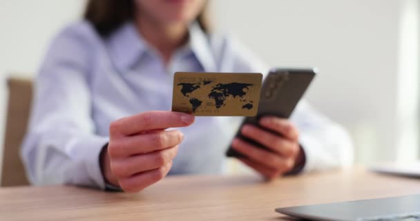 女性手拿着信用卡和智能手机 人们通过网上支付并使用银行服务 — 图库视频影像