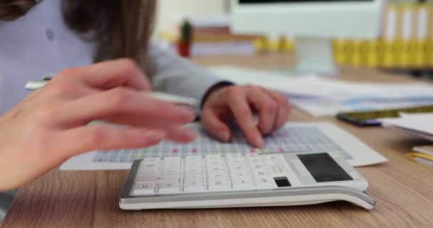 Fechar Mãos Mulheres Negócios Usando Calculadora Para Verificar Finanças Empresa — Vídeo de Stock