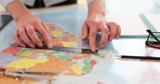 Χαρτογραφητής Χάρακα Κάνει Μετρήσεις Στον Παγκόσμιο Χάρτη Προβολή Χαρτών Και — Αρχείο Βίντεο