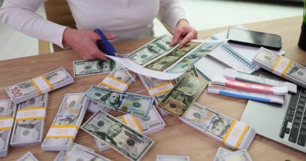 Svindleren Skærer 100 Dollarsedler Papir Falske Penge Inflation – Stock-video