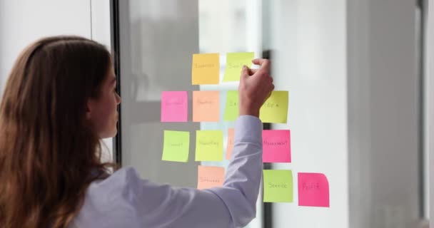 Femme Affaires Utilise Des Notes Collantes Sur Mur Verre Écrit — Video