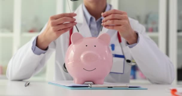 Lékařka Nasadí Brýle Prasátko Doporučuje Ušetřit Peníze Zdravotní Pojištění Léčba — Stock video
