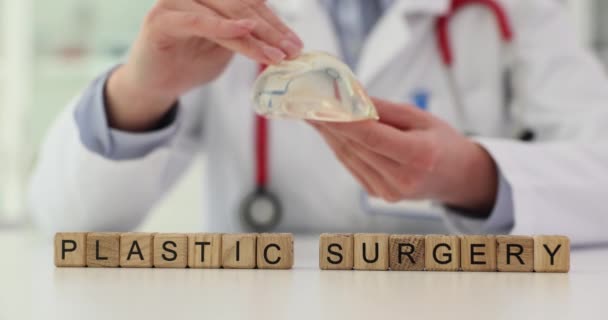 Kirurgen Visar Silikonbröstimplantat För Patienten Bröstförstoring Och Åtstramning — Stockvideo