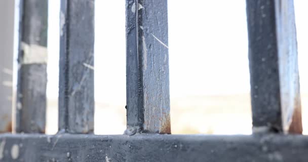 Іржава Сіра Металева Тераса Балконі Сталеві Труби Іржавіють — стокове відео