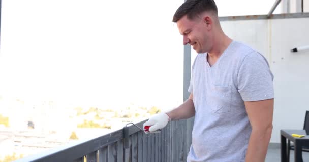 Prozess Der Malerei Balkongeländer Grau Lächelnder Mann Bemalt Terrasse Mit — Stockvideo