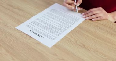 İş kadını anlaşmayı iptal eder ve imzalamayı reddeder. İş anlaşmasının reddi