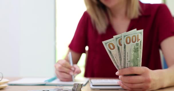 Mulher Detém Dinheiro Conta Com Calculadora Escreve Nota Conceito Negócio — Vídeo de Stock