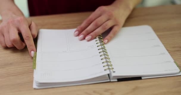 Менеджер Листает Бумажный Дневник Крупным Планом Планирование Организации Деловых Встреч — стоковое видео