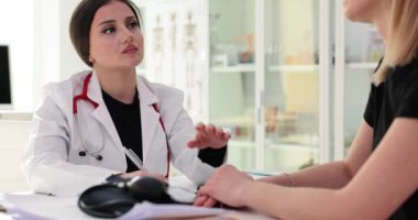 Doktor ellerini hastaya koyar ve sağlık şikayetlerini dinler. Tıbbi bakım ve tedavi
