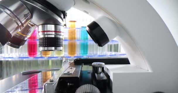 五颜六色的实验室试管和一排显微镜 医疗或科学实验室 — 图库视频影像
