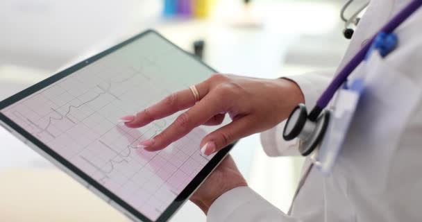 의사는 심장학 센터의 태블릿 컴퓨터에서 Ecg를 봅니다 심혈관 — 비디오