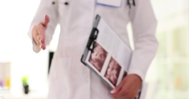 Gynekolog Natáhne Ruku Podání Ruky Drží Ultrazvukové Snímky Lékařská Péče — Stock video