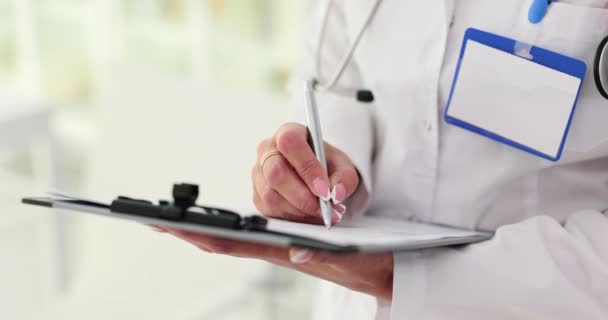 Γυναίκα Γιατρός Στη Δουλειά Γράφει Ιατρικές Σημειώσεις Συμπλήρωση Ιατρικών Εγγράφων — Αρχείο Βίντεο