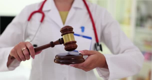 Facharzt Klopft Richtergabel Konzept Medizinischer Fahrlässigkeit Bezug Auf Rechtliche Aspekte — Stockvideo