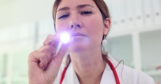 Otorrinolaringologista Anestesiologista Brilha Para Câmera Doutor Examinando Paciente Brilha Lanterna — Vídeo de Stock